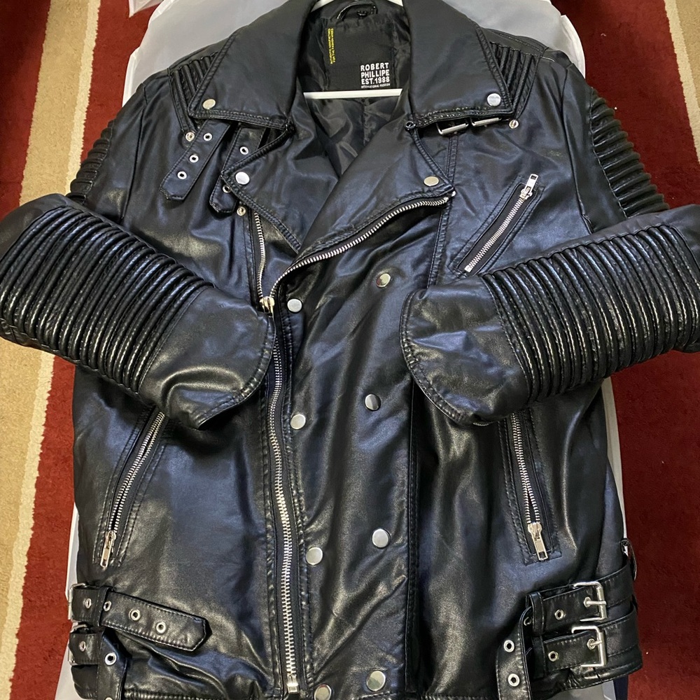 Bikers jacket with rigdes barely worn